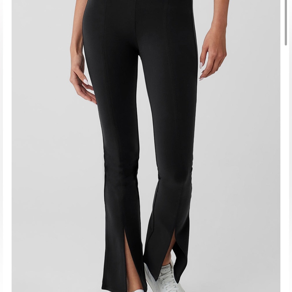 Alo - Airbrush High Waist 7/8 Flutter Legging (BLACK | XS)